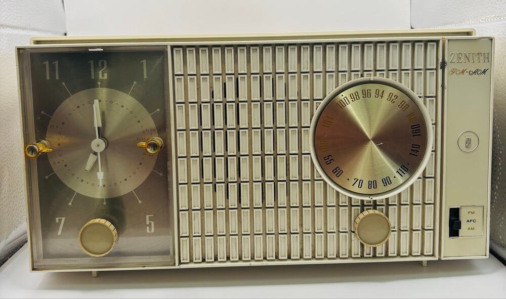 Zenith AM/FM Tube Clock Radio Z374, 1969